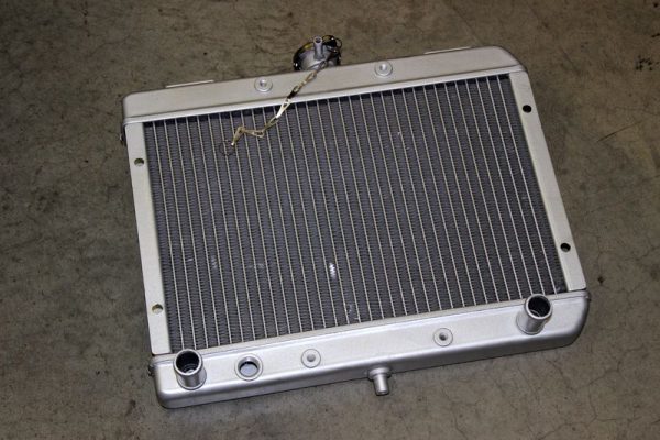 Радиатор системы охлаждения (устанавливается с 401B-180003)