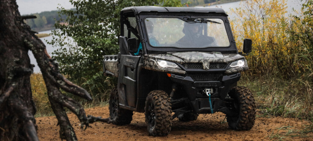 Народный CFMOTO UFORCE против легендарных Can-Am Traxter и Defender. Стоит ли платить больше?